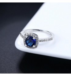 Smuk ring med stor blå CZ